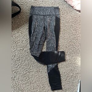Lululemon grey and black leggings. Size 6
